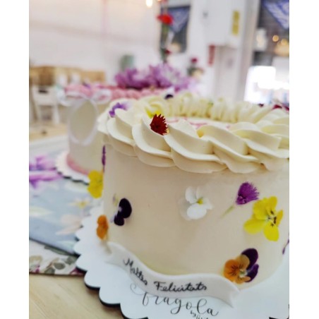 Tarta con Flores Comestibles