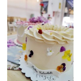 Tarta con Flores Comestibles